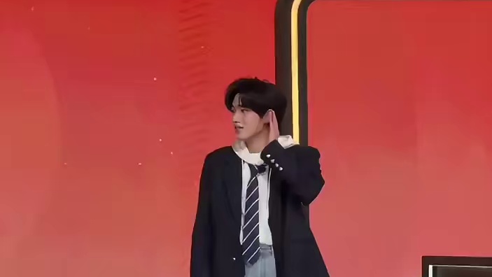 小宋老师第一轮MVP拿下
从未见过的关羽，上来就是一个大惊喜！
还是积分排名第一，提前下班吃饭啦，饭