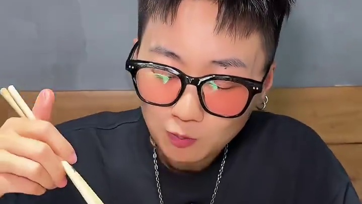 藏在海边小城的铁盘烤海鲜烟火气好足啊