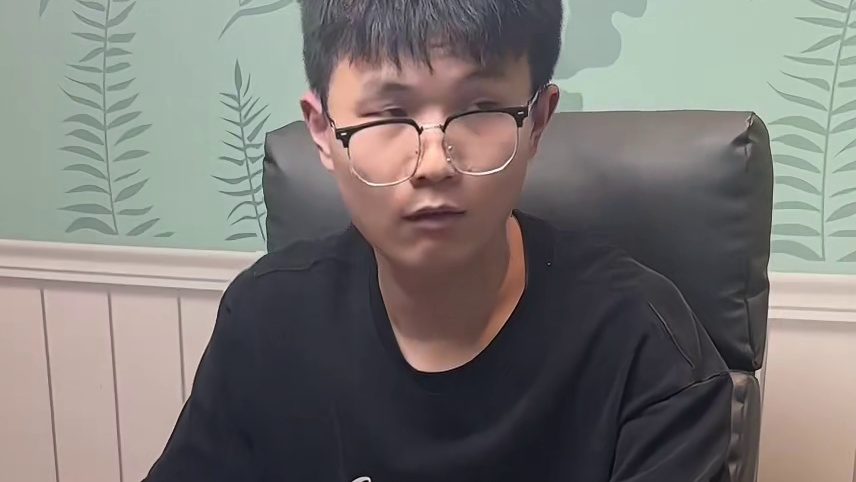 完了，被他逮到了