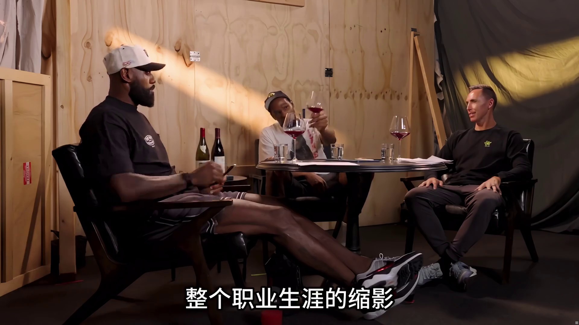 没有队友可以传球的时候，我詹只能用左手投篮缓解尴尬