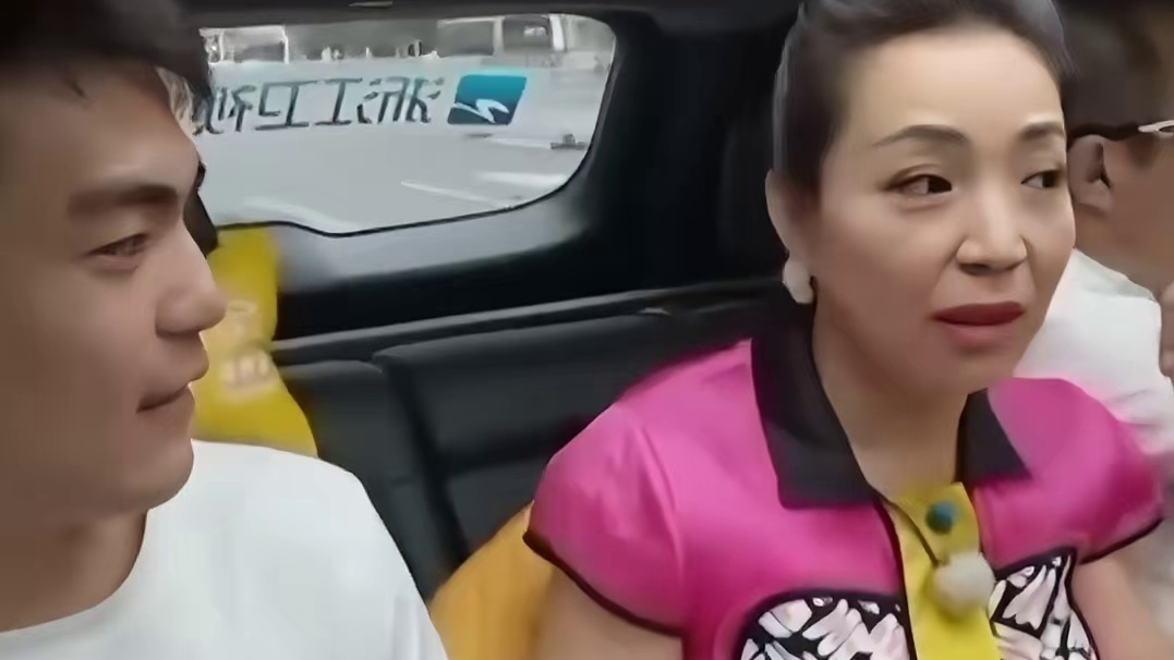 小伙子：这年头皇阿玛皇后都来拼车了吗