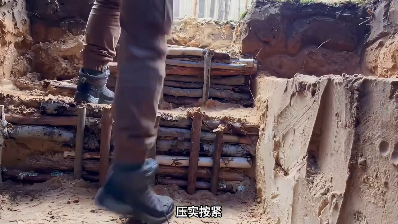 60岁的老人，独自来到荒野，给自己搭建了温暖的小屋