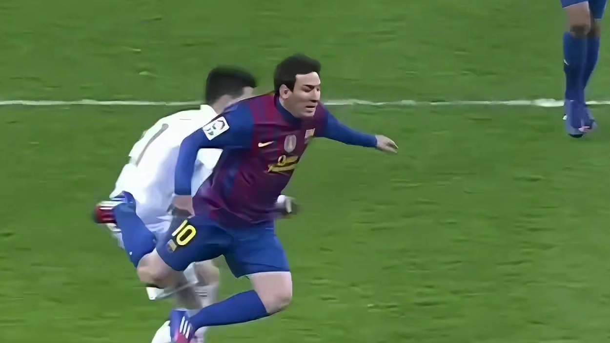 足球赛场那些没有体育道德的恶意犯规！这些动作真的太过分了简直就是犯罪