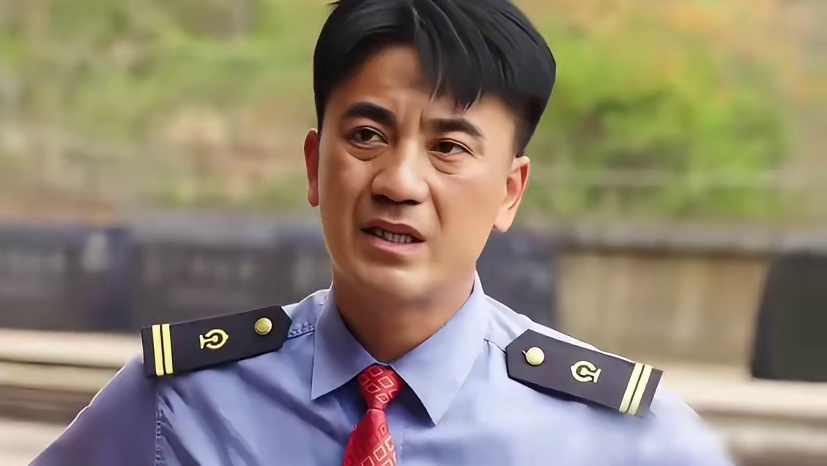 这哥们怎么到哪都怕老婆