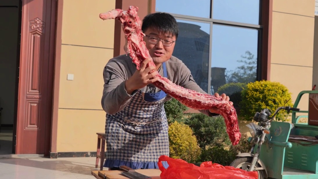 7斤一整根，我用100元做大餐，这顿羊蝎子给乡村小院长脸了