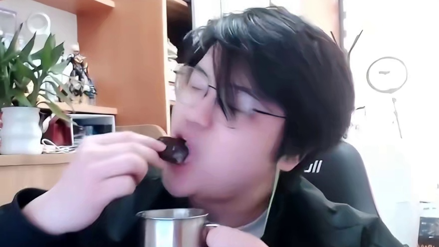 树叶展示上流人士奢靡生活 一口气喝四瓶旺仔牛奶！