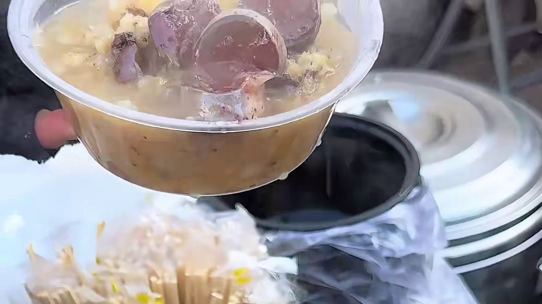 街头铁锅炖 东北街头的铁锅炖 5块钱满满一盒的人间烟火