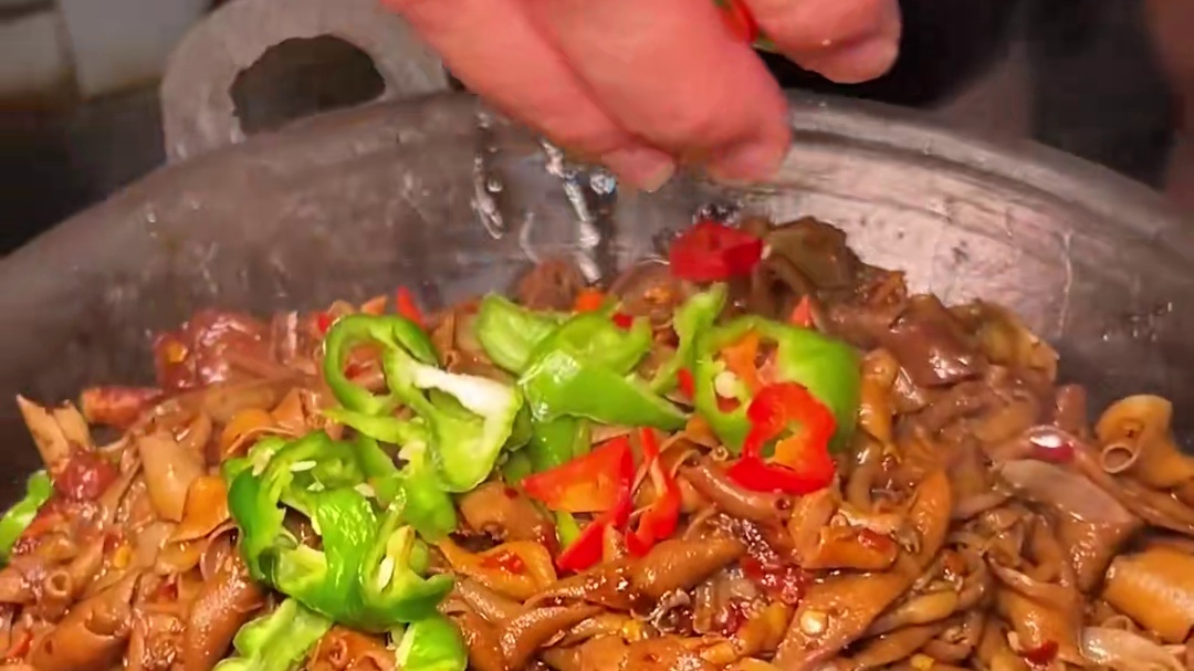 藏在安置小区里的老字号怪味鸭，汤汁拌饭无敌了！！