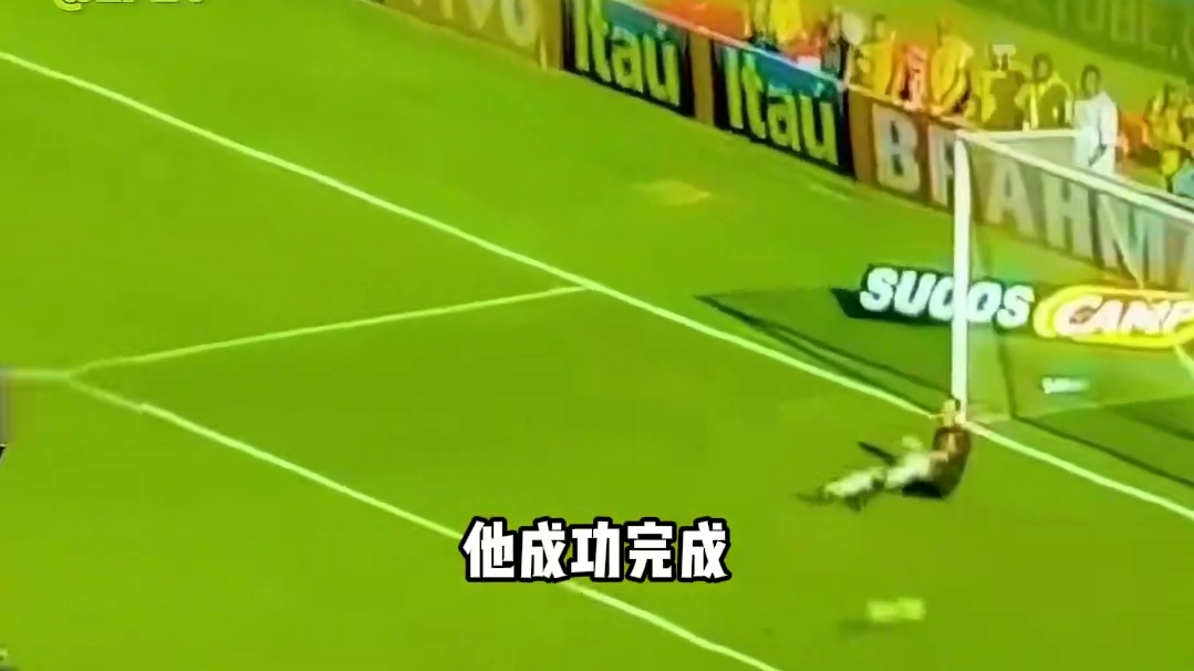 足球赛场上的精彩瞬间，球员们奋力拼搏！#足球