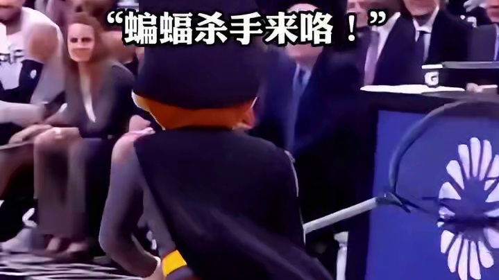 篮球场惊现蝙蝠，工作人员迅速捕获