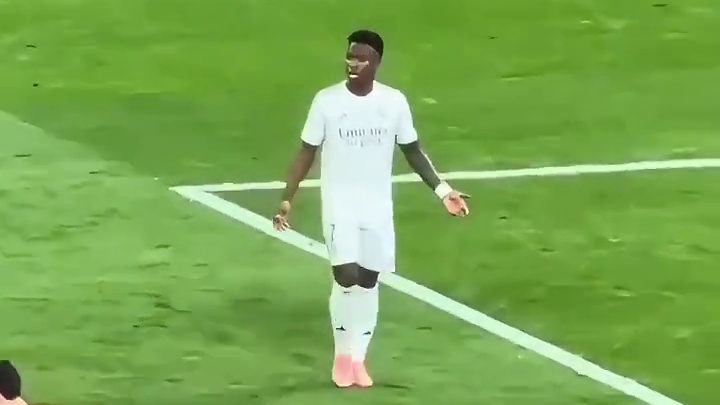 队友没有分球给维尼修斯选择了自己射门#足球