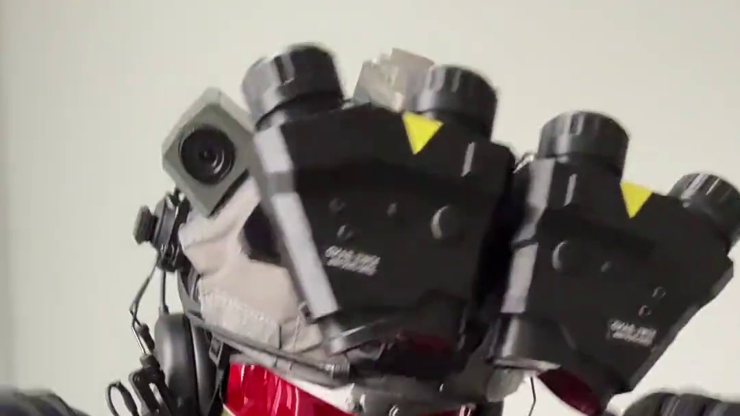 桌上还留着过去的照片覆面