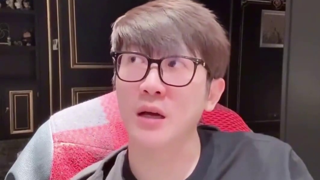 老白讲述CFS结束后跟教练西莫说如果再不改变就要换教练了 更是还原了潇潇说不打比赛后 自己是什么样的