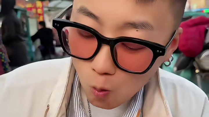 藏在临沂晚市里的脆皮火烧，外表脆脆的，肉汁好多