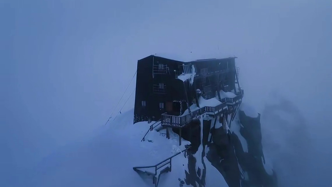 这样一个海拔四千米的山巅小屋，你敢不敢住