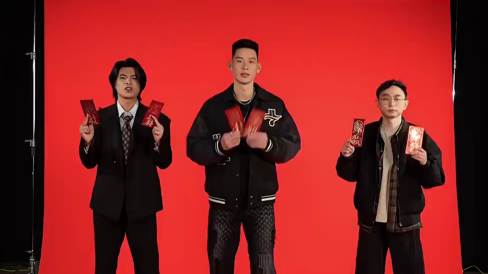 主咖和Ta的朋友们 高雅永不过时，祝大家新年快乐！