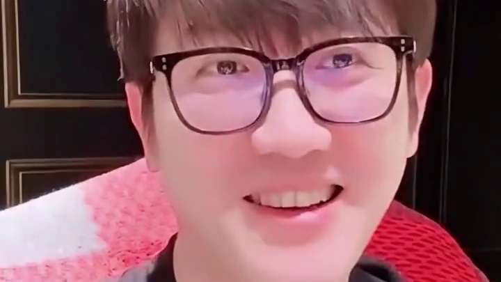 老白说石头知道潇潇不上场后 还想让老白把潇潇卖给EDG 老白直言你要让我死啊大军