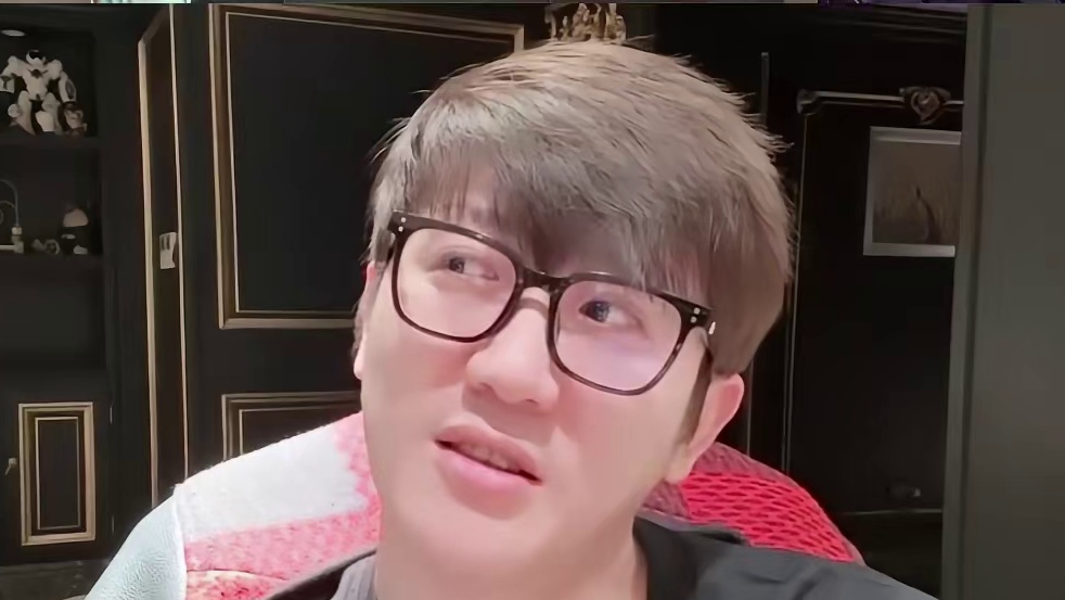 老白谈浩南为人有些自视甚高，身边人都劝他别转项目但他不听，现在自己想帮他也无能为力