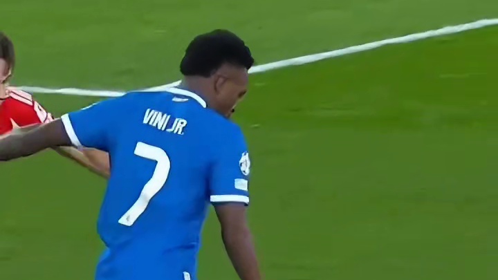 看看这个人能力内切兜射直挂球门右上死角