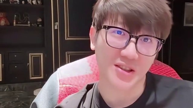 老白谈起三井过的也不好 直言东珈精鹰的几个老兄弟 只有自己和秀比正常一点