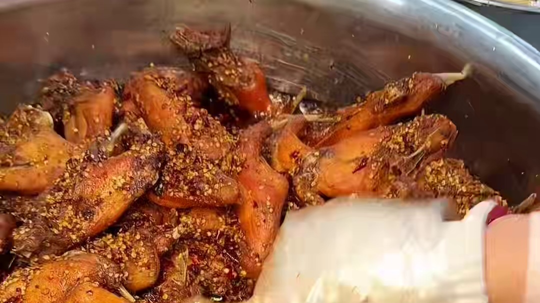 重庆街头的手撕烤兔，炭火现烤酥脆香辣一口上瘾