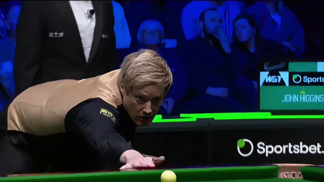 母球跑偏 罗伯逊自信上场，不料母球跑偏