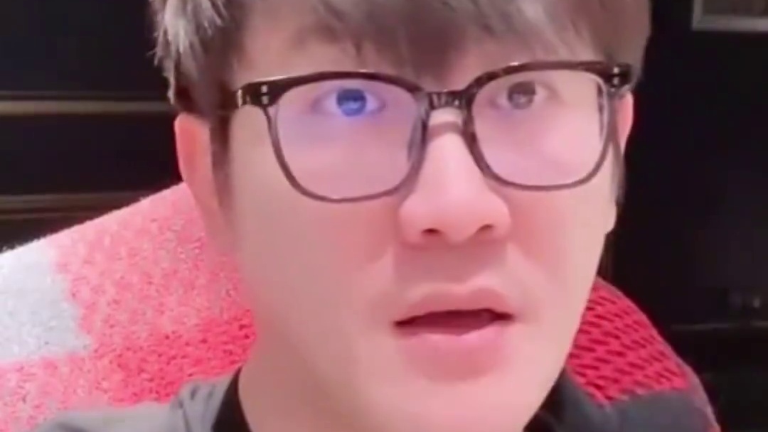 老白说林烨就是白鲨的未来 感觉微笑在EDG没机会没位置了 看看转会期跟石头聊一下 让微笑来7 2 8