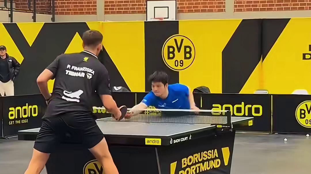 樊振东热身环节太搞笑了，把桌子撞歪了