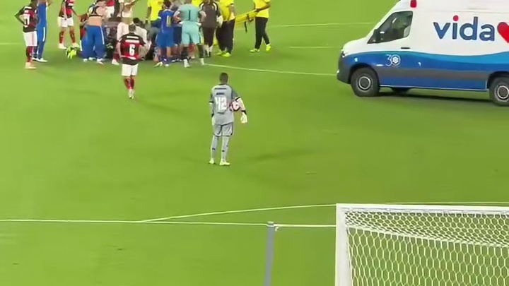 在这一刻，没有了对抗 / 宿敌关系！只有沉默、担忧和对生命的祈祷。 #足球