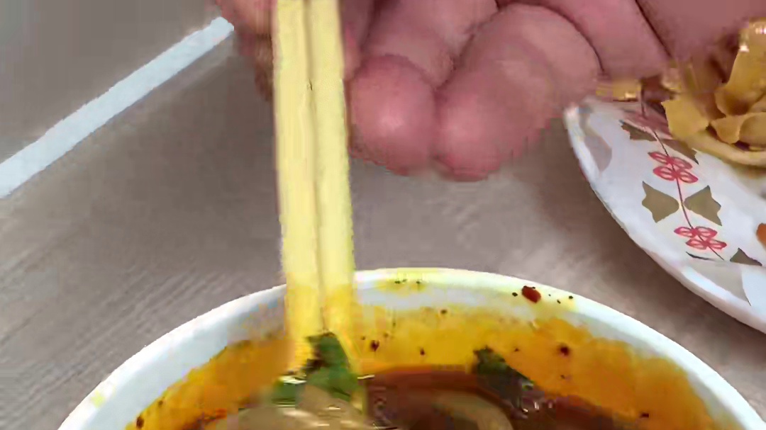 今天是又酸又辣的粉就很酸辣粉！