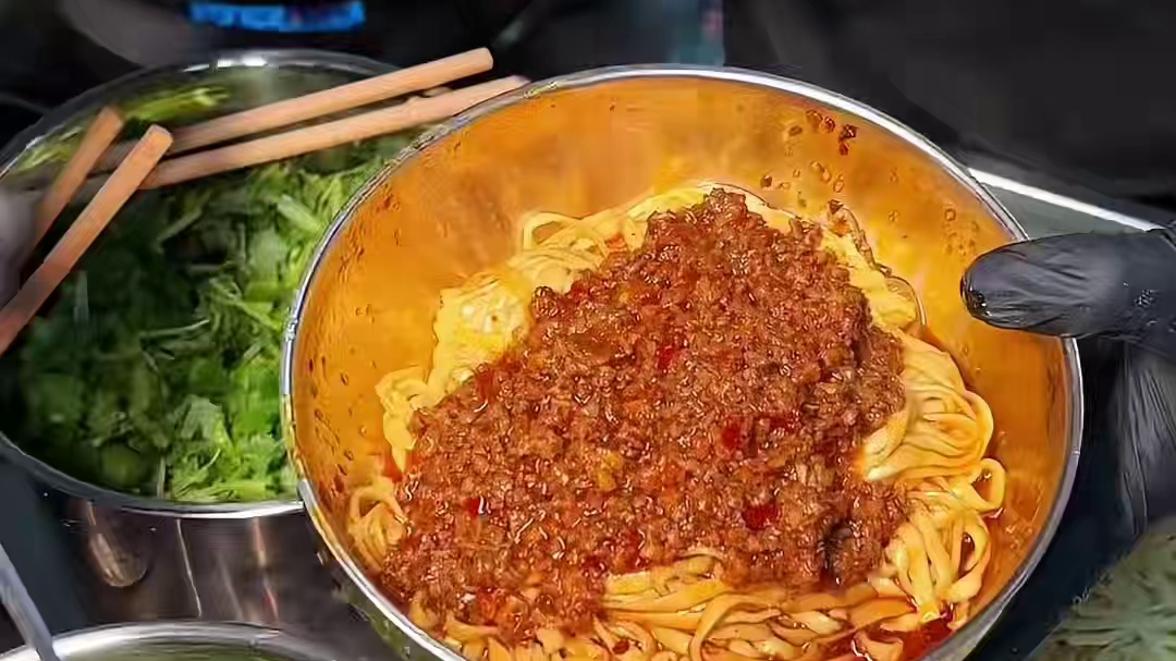 贵州深夜的干拌牛肉臊子面，满满的牛肉臊子