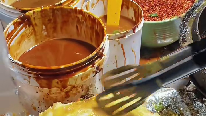 时刻都在排队的鸡蛋灌饼，真的有那么好吃吗？