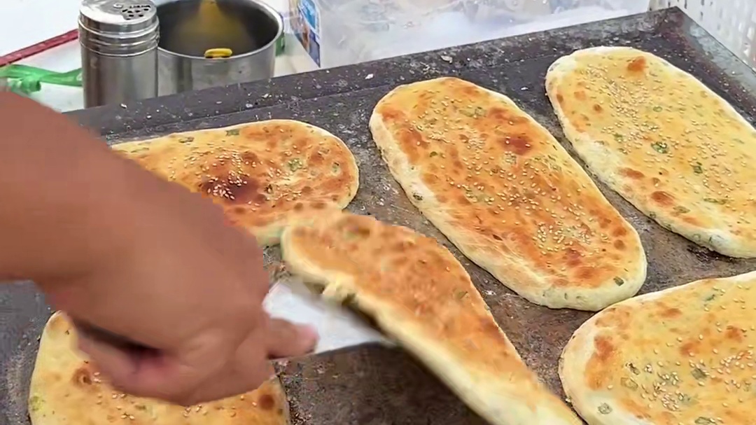 街头偶遇香脆烧饼5块一张！竟然沾水刷蜂蜜！