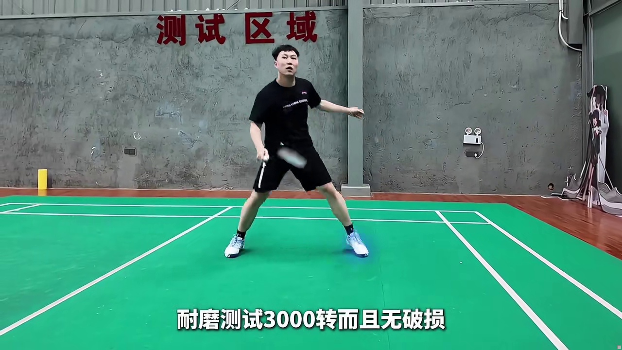 蟹羽魅影球场测评 蟹羽推出的第二双球鞋，继风火轮后的又一力作，虽然在整体舒适上没有TTY的