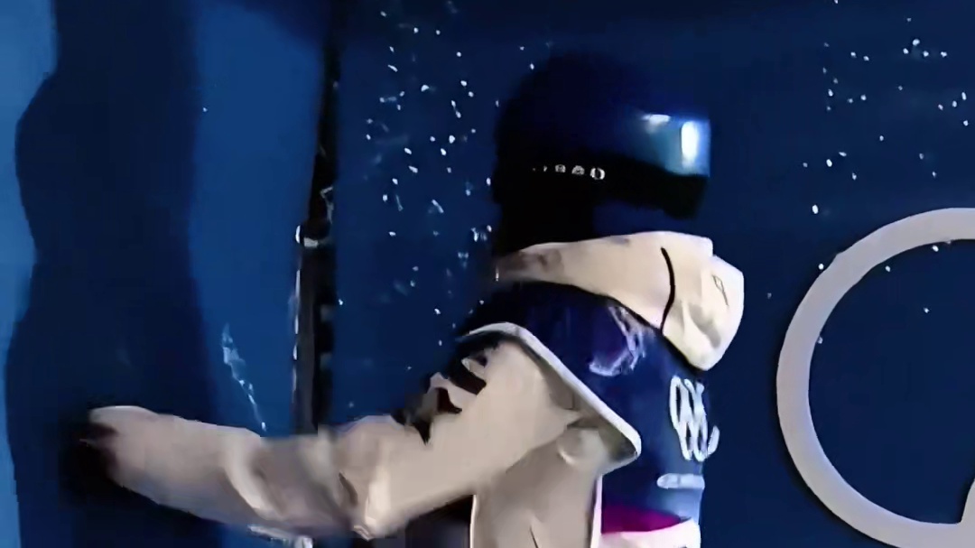 萌翻！谷爱凌摔倒后热身对空气出拳 大心脏晋级U池决赛