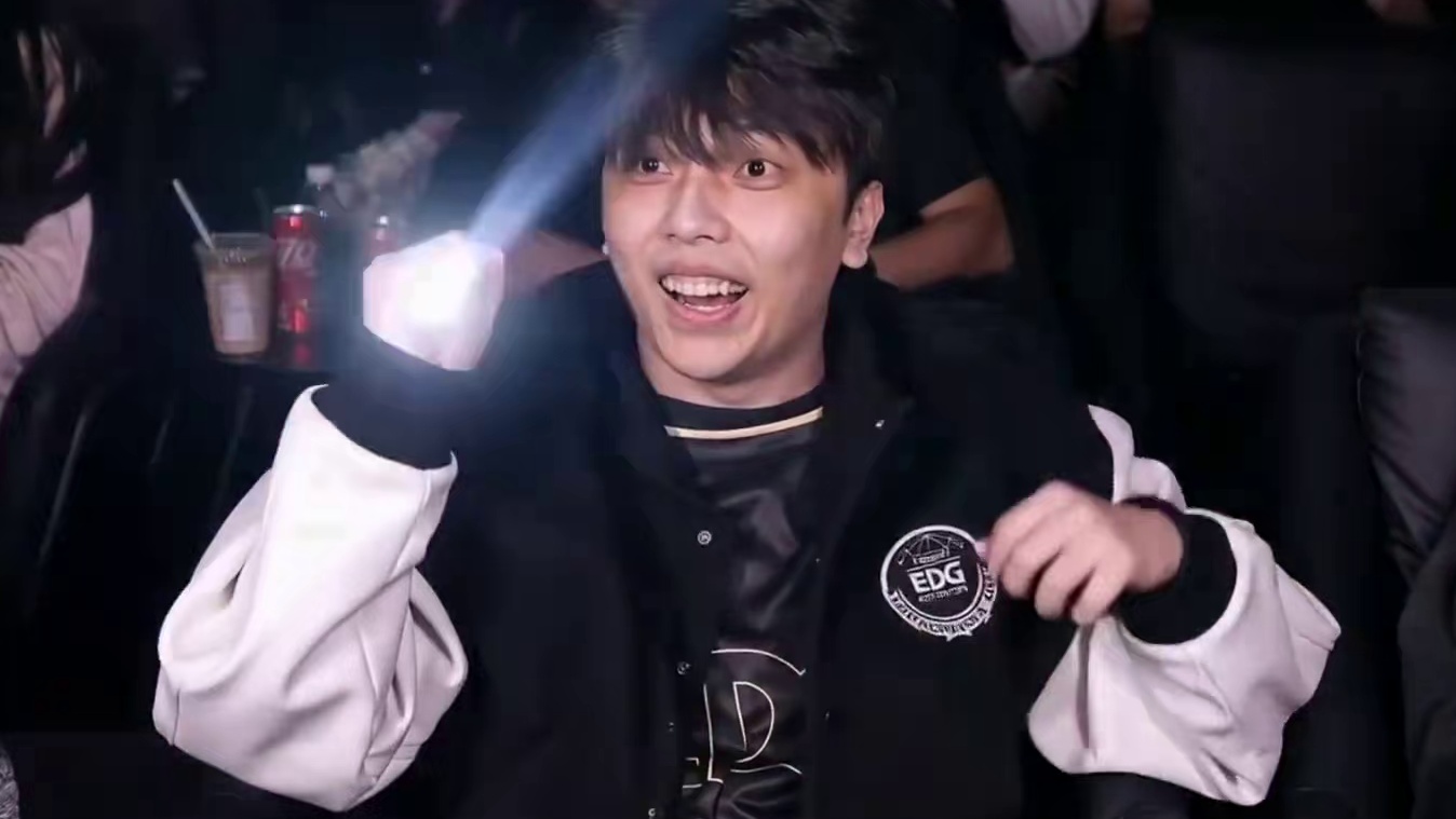 康哥！闪来了！ Ai生成，纯属娱乐…Simon