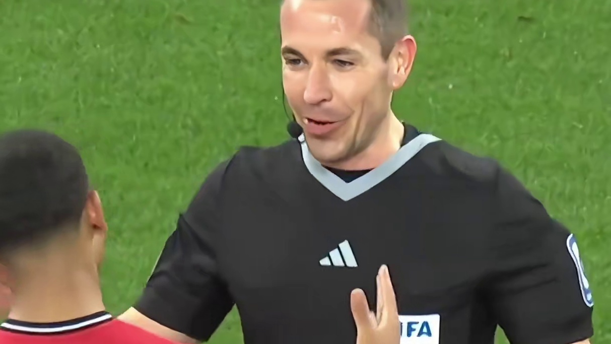 足球赛场那些值得尊重的裁判暖心举动！这才是科技带来的力量吧