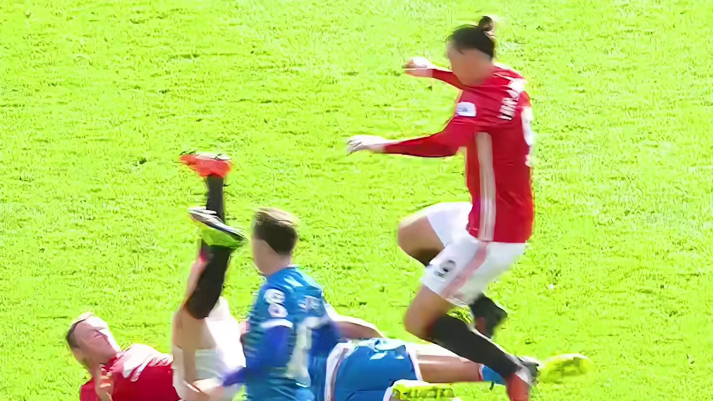 足坛名场面，伊布有仇必报