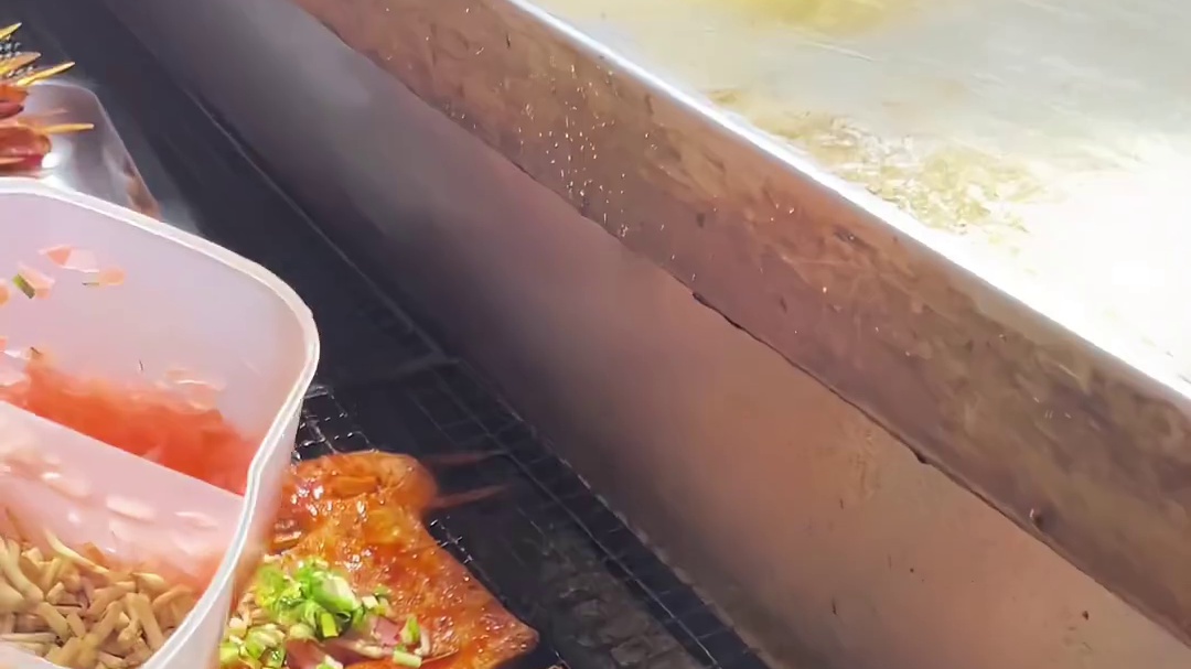 遵义街头开了十来年的奥尔良味烧烤 我老婆说她放学都会烤两串边吃边爬 9 楼楼梯回家 满满的回忆