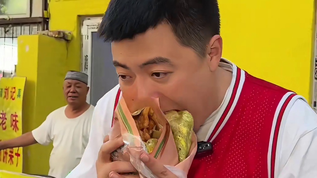 天津早餐路边摊的煎饼果子顶配14元！嘎嘎脆嘎嘎香！