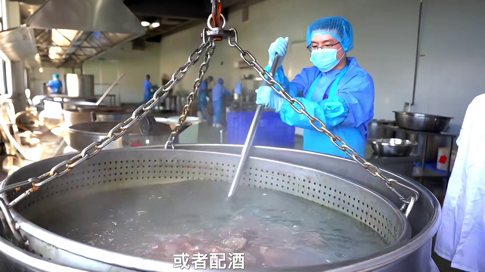 先卤后风干的鸭锁骨，历经10个工序14个小时，1天能做1吨