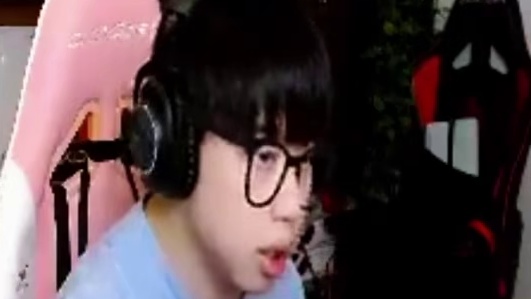 上帝宠儿在念旧老弟五排面前，异域小城展示AWM单人1V5残局，全员喊漂亮和牛逼