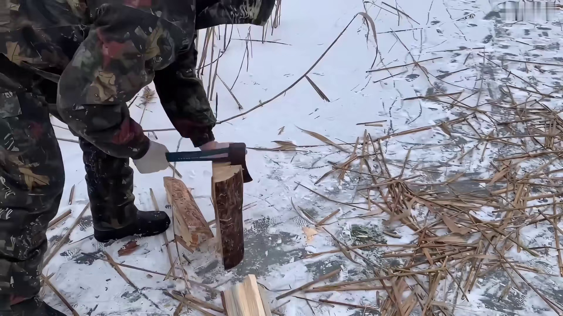荒野建造 这次搭建过程中，冒着暴雪，在河面的冰面上用芦苇搭建了一个庇护所 (1)