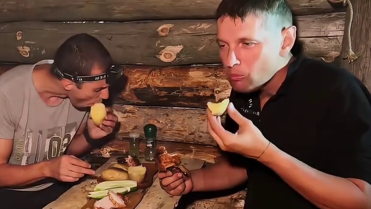 男人在野外给自己搭建了40平米的大木屋