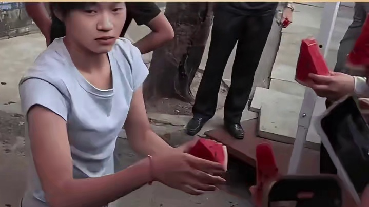 小妹为乡亲送甜瓜