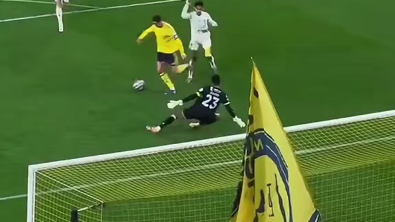 过掉门将、面对空门，C罗被对手放倒，裁判竟不判点球？