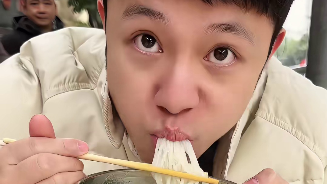 重庆南山美食地图更新：老街鸡汤米线，便宜大碗油卤鸡腿太安逸！