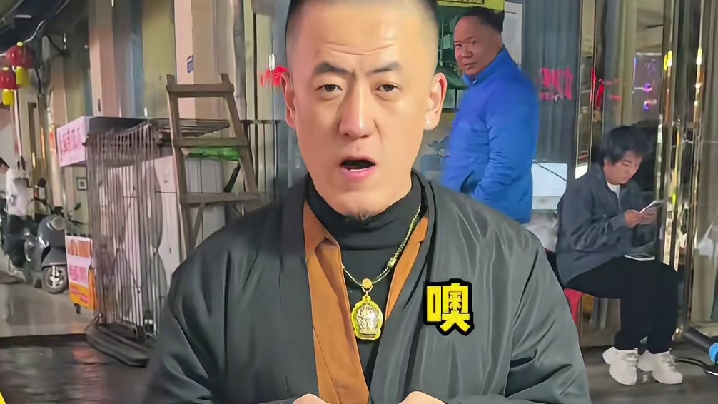 炒饭快还是送饭快？小哥颠锅丝滑的甩后空翻