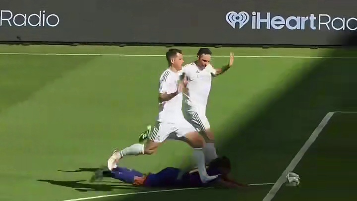 激情足球赛场，热血碰撞