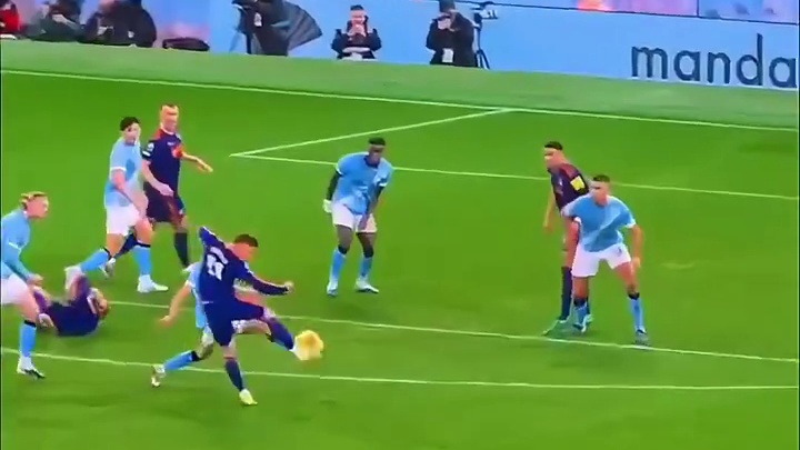 关键时刻再度力挽狂澜，守护球队胜利。开云播报